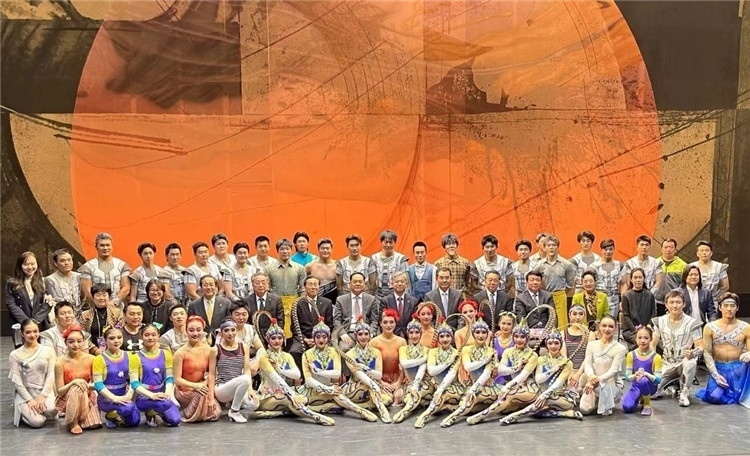 4月12日，中國(guó)人民對(duì)外友好協(xié)會(huì)會(huì)長(zhǎng)楊萬(wàn)明、駐日大使吳江浩及來(lái)自36國(guó)70位駐日使節(jié)代表等現(xiàn)場(chǎng)觀看中國(guó)雜技團(tuán)東京公演。中國(guó)人民對(duì)外友好協(xié)會(huì)供圖