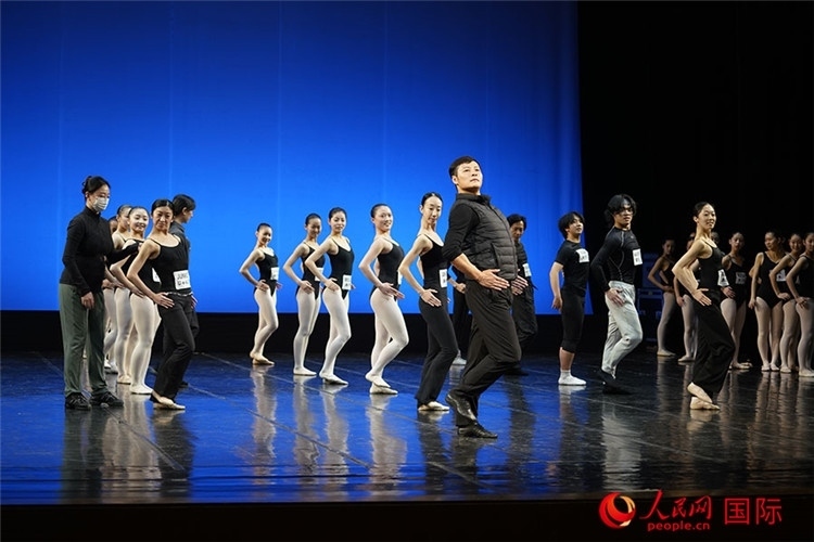 3月26日，松山芭蕾舞團(tuán)青年代表團(tuán)成員在中央芭蕾舞團(tuán)交流學(xué)習(xí)。人民網(wǎng)記者 張麗婭攝