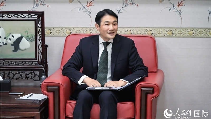 使館發(fā)言人畢海波公參介紹黨的二十屆三中全會情況并回答記者提問。人民網(wǎng) 郭錦標攝