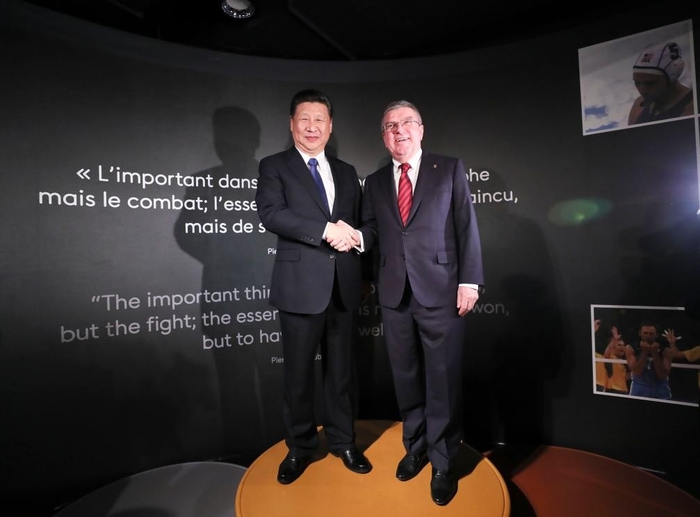 2017年1月18日，國(guó)家主席習(xí)近平在瑞士洛桑國(guó)際奧林匹克博物館會(huì)見(jiàn)國(guó)際奧林匹克委員會(huì)主席巴赫。這是習(xí)近平和巴赫在奧運(yùn)冠軍領(lǐng)獎(jiǎng)臺(tái)上合影。新華社記者 蘭紅光 攝