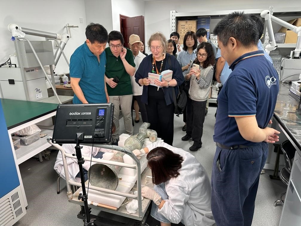 2024年5月28日，英國(guó)考古學(xué)家、牛津大學(xué)教授杰西卡·羅森在文物保護(hù)修復(fù)實(shí)驗(yàn)室觀摩文物。新華社發(fā)（四川省文物考古研究院供圖）