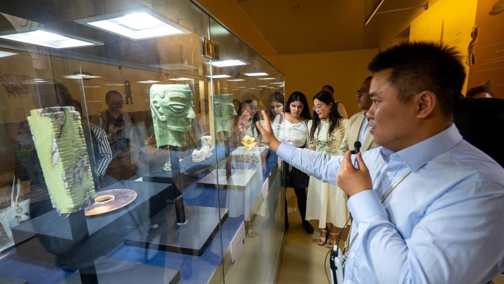 2024年6月14日，冉宏林在埃及開(kāi)羅舉辦的“三星堆·金沙”主題數(shù)字展上向埃及公眾介紹三星堆文化。新華社發(fā)（四川省文物考古研究院供圖）