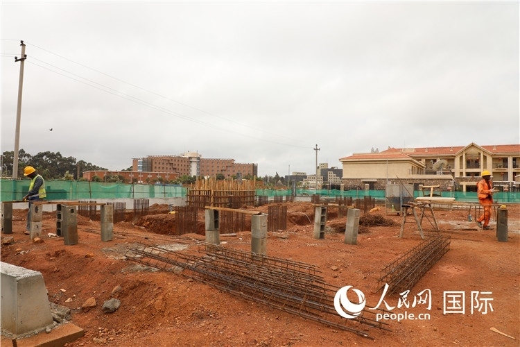 圖為孔子學院項目施工現(xiàn)場。人民網(wǎng)記者 沈小曉攝。