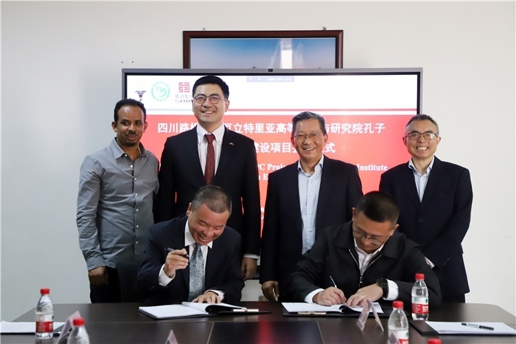 圖2：圖為4月30日孔子學院教學樓項目簽約儀式現(xiàn)場。四川路橋供圖