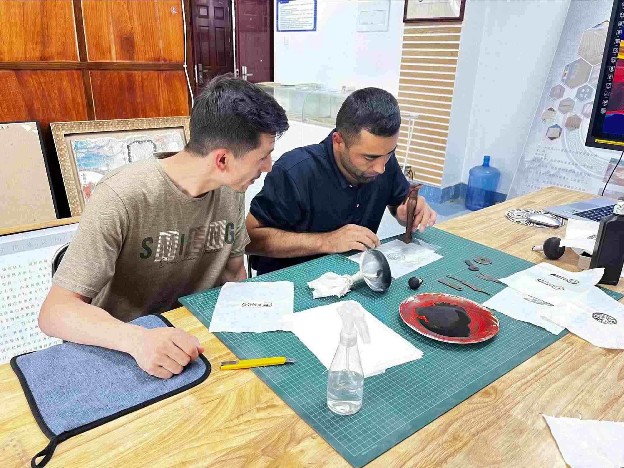 營(yíng)員們動(dòng)手體驗(yàn)“非遺”技藝。校方供圖