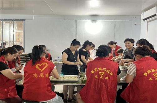 志愿者在以孝治家大食堂工作。（受訪者供圖）