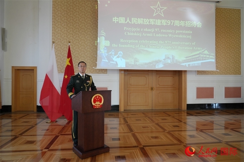 波蘭使館國防武官張寅生大校在招待會上致辭。人民網(wǎng)記者 李增偉攝 