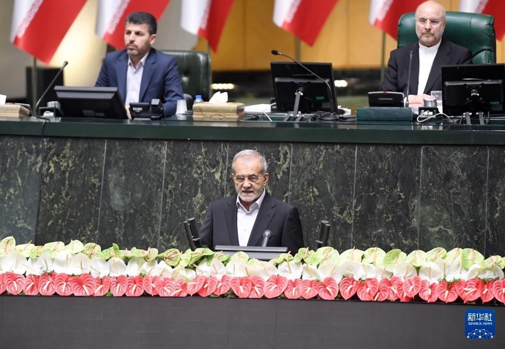 7月30日，佩澤希齊揚(yáng)（前）在伊朗德黑蘭的伊朗議會宣誓就任伊朗總統(tǒng)后發(fā)表就職演說。新華社記者 沙達(dá)提 攝