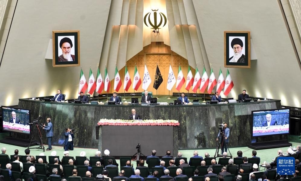 7月30日，佩澤希齊揚(yáng)（中）在伊朗德黑蘭的伊朗議會宣誓就任伊朗總統(tǒng)后發(fā)表就職演說。新華社記者 沙達(dá)提 攝