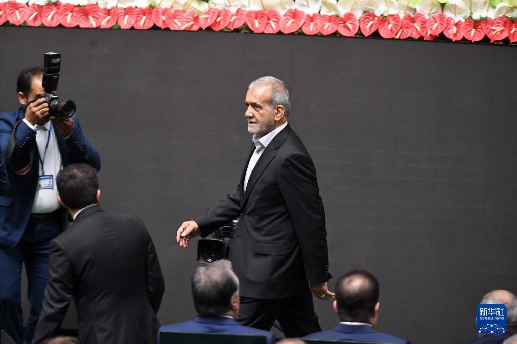 7月30日，在伊朗德黑蘭的伊朗議會，佩澤希齊揚(yáng)（中）抵達(dá)總統(tǒng)就職典禮現(xiàn)場。新華社記者 沙達(dá)提 攝