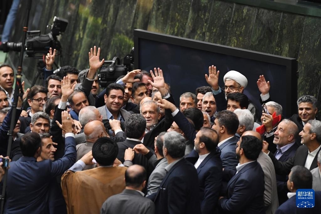 7月30日，在伊朗德黑蘭的伊朗議會，佩澤希齊揚(yáng)（中）離開總統(tǒng)就職典禮現(xiàn)場時揮手致意。新華社記者 沙達(dá)提 攝
