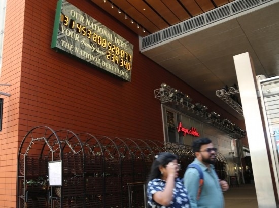 2023年5月29日，人們經(jīng)過美國紐約曼哈頓的“國債鐘”?！皣鴤姟笔且粋€(gè)大型計(jì)數(shù)器，它實(shí)時(shí)更新美國的公共債務(wù)總額，并顯示出每個(gè)美國家庭所要負(fù)擔(dān)的數(shù)額。 新華社記者劉亞南攝