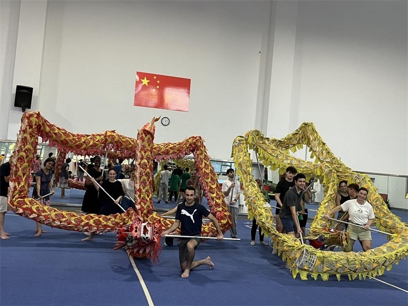 在中國和巴西共迎兩國建交50周年之際，巴西圣保羅州立大學(xué)孔子學(xué)院今年7月成功組織多批、近40名巴西青少年來華進(jìn)行短期訪問交流，圖為訪問團(tuán)成員在中國參加文化體驗(yàn)活動(dòng)。 巴西圣保羅州立大學(xué)孔子學(xué)院供圖