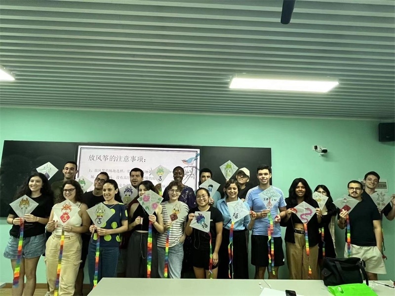 在中國和巴西共迎兩國建交50周年之際，巴西圣保羅州立大學(xué)孔子學(xué)院今年7月成功組織多批、近40名巴西青少年來華進(jìn)行短期訪問交流，圖為訪問團(tuán)成員參加文化體驗(yàn)活動(dòng)。 巴西圣保羅州立大學(xué)孔子學(xué)院供圖