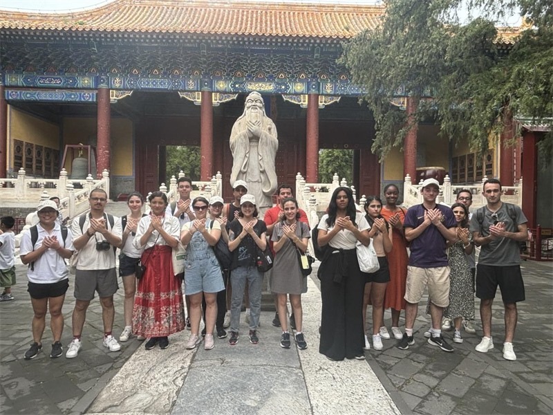 在中國和巴西共迎兩國建交50周年之際，巴西圣保羅州立大學(xué)孔子學(xué)院今年7月成功組織多批、近40名巴西青少年來華進(jìn)行短期訪問交流，圖為訪問團(tuán)成員參加文化體驗(yàn)活動(dòng)。 巴西圣保羅州立大學(xué)孔子學(xué)院供圖