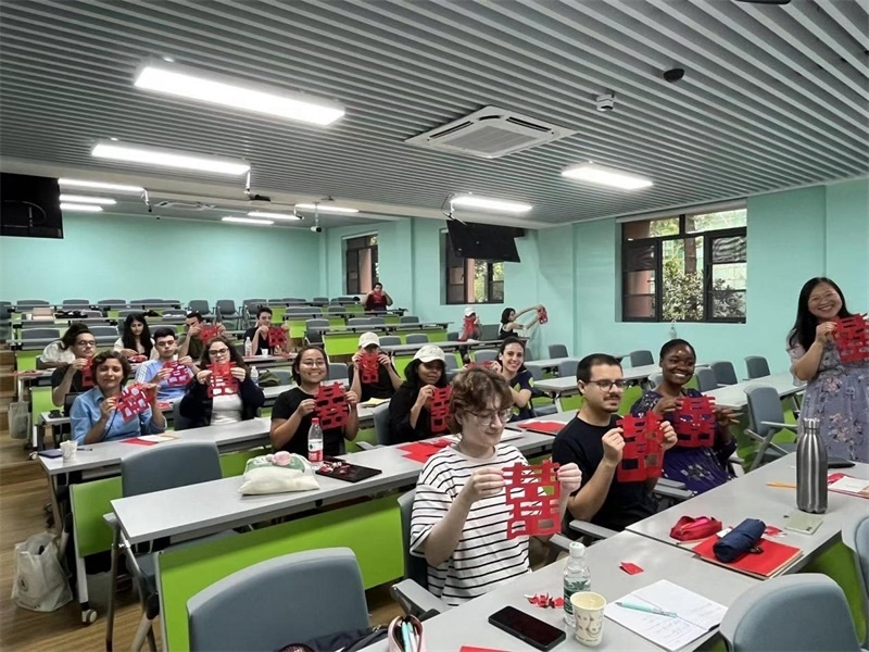 在中國和巴西共迎兩國建交50周年之際，巴西圣保羅州立大學(xué)孔子學(xué)院今年7月成功組織多批、近40名巴西青少年來華進(jìn)行短期訪問交流，圖為訪問團(tuán)成員參加文化體驗(yàn)活動(dòng)。 巴西圣保羅州立大學(xué)孔子學(xué)院供圖