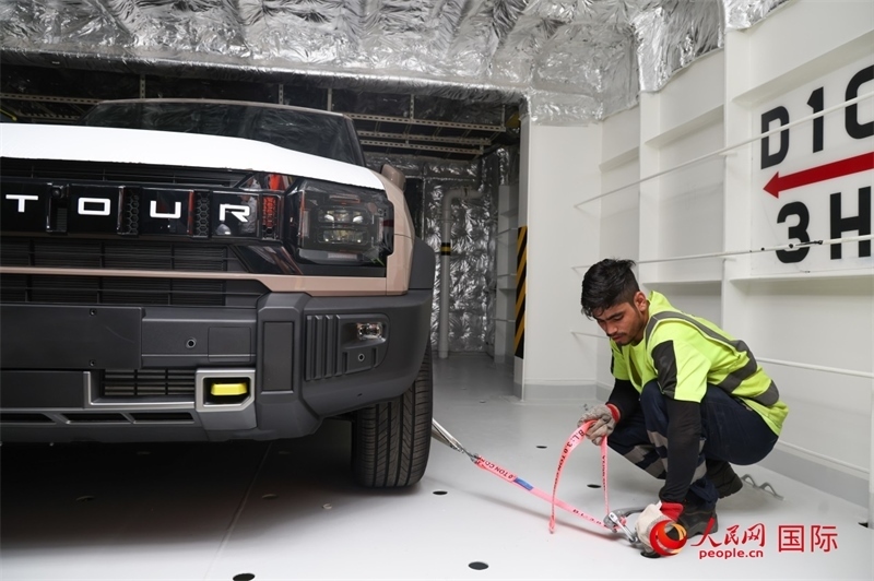 工人正在進(jìn)行卸車作業(yè)。人民網(wǎng)記者任皓宇攝