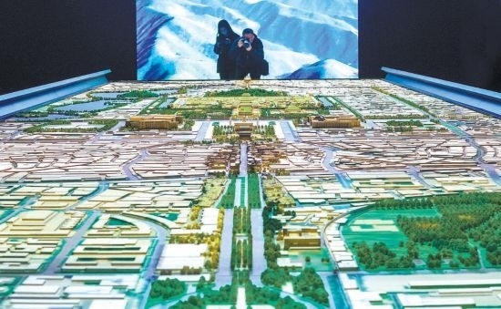 首都博物館“輝煌中軸”展廳內，十六米長的中軸線沙盤，配以立體投影技術，展現(xiàn)北京中軸線之壯美。 本報記者 武亦彬攝