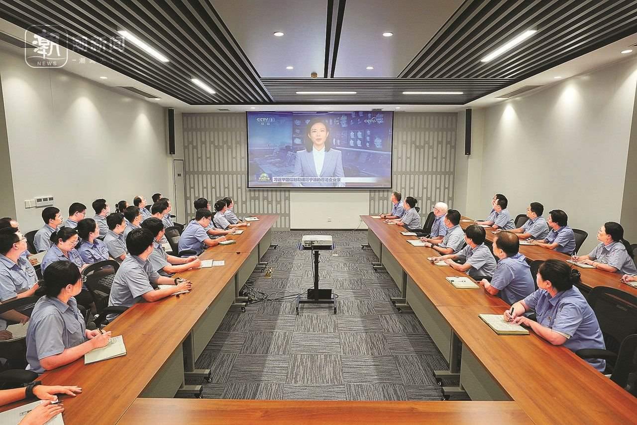 2024年8月1日晚，寧波永新光學(xué)股份有限公司員工集體觀看央視《新聞聯(lián)播》關(guān)于國家主席習(xí)近平給包陪慶、曹其鏞等祖籍寧波的香港企業(yè)家回信的報道。潮新聞記者 賀元凱 彭鵬 周旭輝 攝