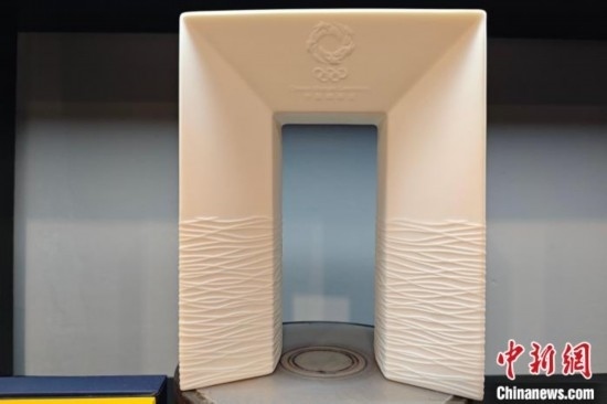 白瓷作品《凱旋尊》巧妙融合了法國與中國最具象征意義的藝術形式和元素進行再創(chuàng)造。 吳冠標 攝