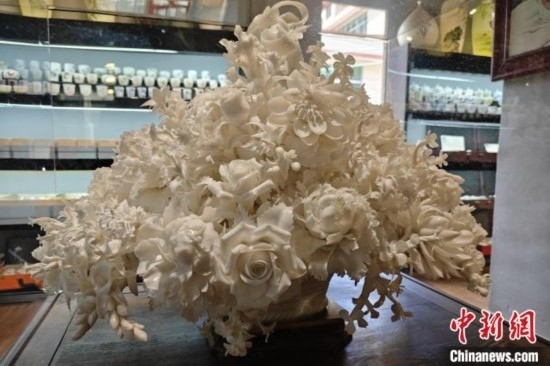 福建德化陶瓷以“白”見長，因白如雪、明如鏡、薄如紙、聲如磬、潤如玉而享譽世界。 吳冠標 攝