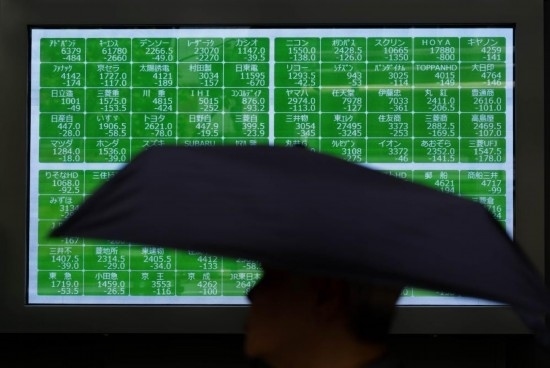 8月2日，在日本東京，行人經(jīng)過一處股指信息電子顯示屏。新華社記者張笑宇攝