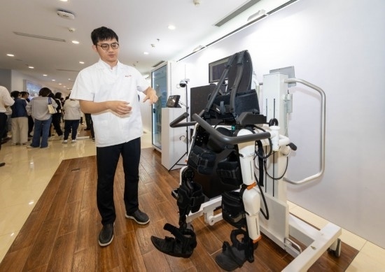 2024年5月24日，在位于上海市嘉定區(qū)的上海交通大學(xué)醫(yī)學(xué)院附屬瑞金醫(yī)院腫瘤質(zhì)子中心，工作人員介紹由瑞金醫(yī)院醫(yī)生和醫(yī)療公司共同研發(fā)的用于恢復(fù)患者下肢的醫(yī)療機(jī)器人。新華社記者 王翔 攝