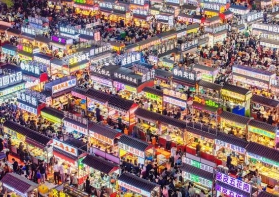 2024年4月21日，人們在河北省正定縣小商品夜市品嘗美食（無人機(jī)照片）。新華社發(fā)（武志偉 攝）