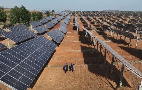 2024年4月16日，工人在河北省石家莊市靈壽縣譚莊鄉(xiāng)程家莊村的“農(nóng)光互補(bǔ)”光伏發(fā)電場巡查（無人機(jī)照片）。新華社記者 楊世堯 攝