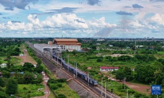8月5日，由老撾籍火車司機獨立駕駛的滿載貨物的列車駛出萬象站，向中國昆明進發(fā)（無人機照片）。新華社發(fā)（楊永全 攝）