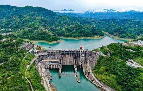 這是陜西安康水電站大壩（2024年6月21日攝，無人機(jī)照片）。新華社記者 蔡湘鑫 攝