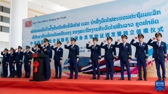 8月5日，在中老鐵路萬象站，中老鐵路首批14名老撾籍火車司機進行宣誓。新華社發(fā)（凱喬 攝）