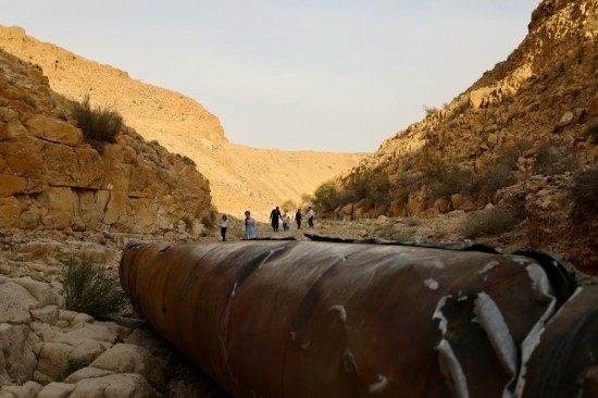 這是4月28日在以色列南部城市阿拉達附近拍攝的伊朗導彈殘骸。新華社發(fā)（賈馬爾·阿瓦德攝）