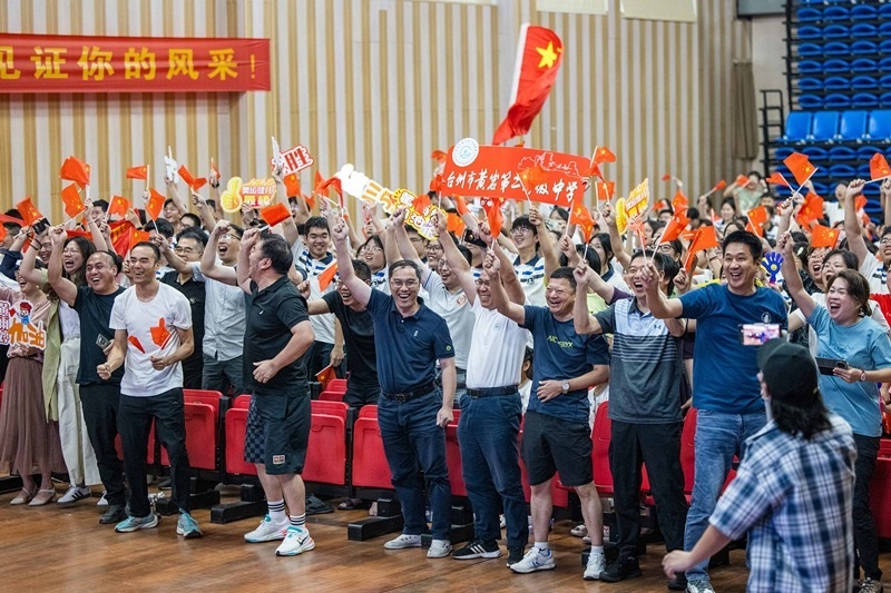 北京時間7月27日，2024年巴黎奧運會首個比賽日，在射擊10米氣步槍混合團體比賽中，中國選手黃雨婷/盛李豪獲得金牌。圖為黃雨婷的母校師生們通過收看奧運直播的方式為她加油助威。