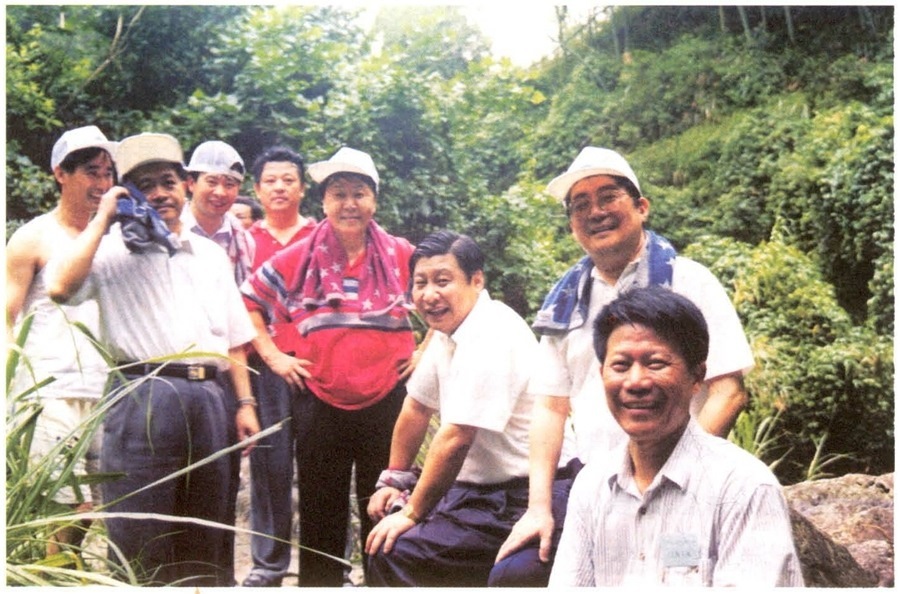 1999年6月，習(xí)近平在福州森林公園參加紀(jì)念毛主席“發(fā)展體育運(yùn)動(dòng)，增強(qiáng)人民體質(zhì)”題詞47周年登山健身活動(dòng)。（資料照片，來(lái)源：《習(xí)近平在福建》（下））