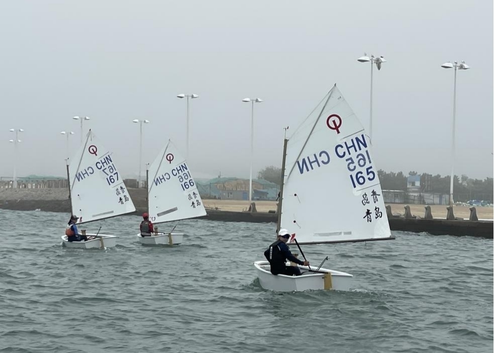 青島市嶗山區(qū)中韓小學(xué)帆船社團(tuán)進(jìn)行帆船訓(xùn)練。青島市嶗山區(qū)教育和體育局供圖