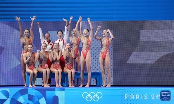 北京時(shí)間8月8日凌晨，巴黎奧運(yùn)會(huì)花樣游泳集體項(xiàng)目的最后一項(xiàng)比賽集體技巧自選在巴黎奧林匹克水上運(yùn)動(dòng)中心舉行。中國(guó)隊(duì)奪得花樣游泳集體項(xiàng)目金牌。圖為中國(guó)隊(duì)在比賽后慶祝奪冠。新華社記者 薛宇舸 攝