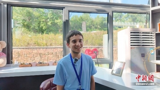 圖為外籍青年杜喬接受采訪。曹淼欣攝