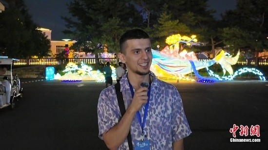 圖為外籍青年李浩然接受采訪。曹淼欣 攝