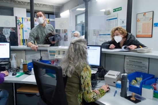 1月15日，人們?cè)谖靼嘌礼R德里一家診所內(nèi)就診。新華社發(fā)（古斯塔沃·巴連特?cái)z）