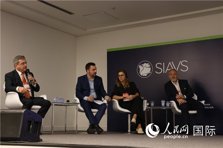 巴西動物蛋白協(xié)會高層管理人員在展覽會舉辦前接受外國記者采訪。 人民網(wǎng)記者 時元皓攝