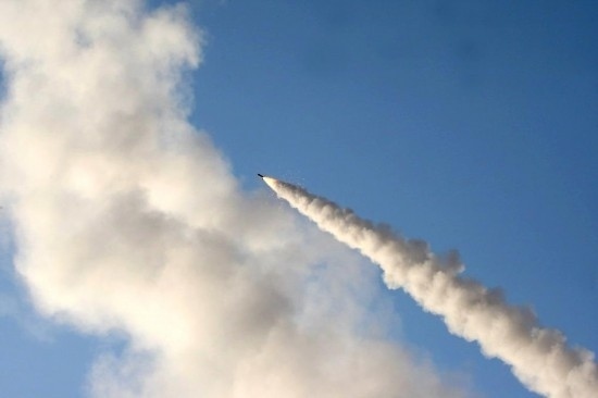 這張2011年6月28日在伊朗中部城市庫(kù)姆附近拍攝的照片顯示，一枚導(dǎo)彈在“偉大先知６”軍事演習(xí)中發(fā)射升空。新華社發(fā)