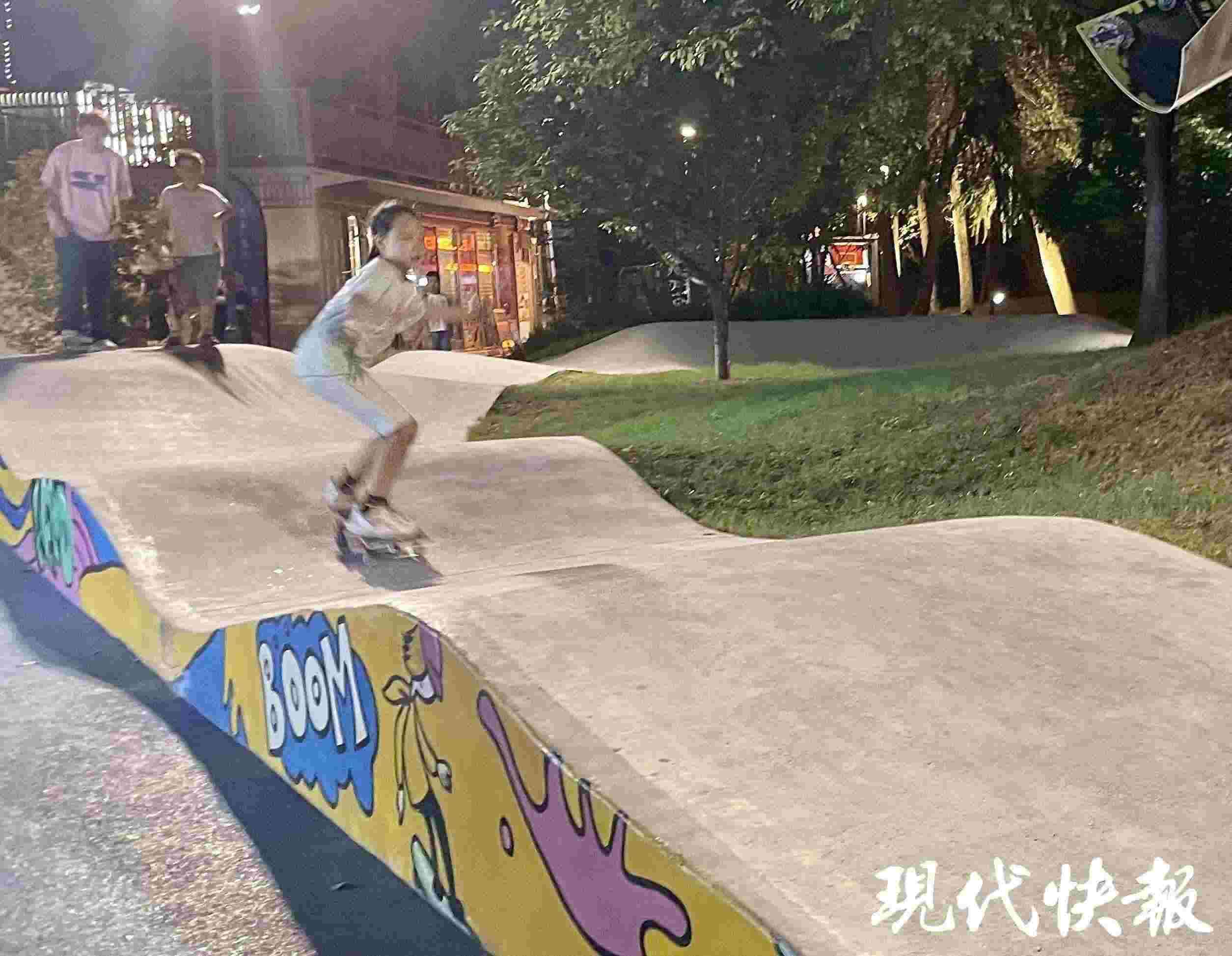 南京西城·夜未央的滑板場(chǎng)地上，一群青少年正在玩滑板
