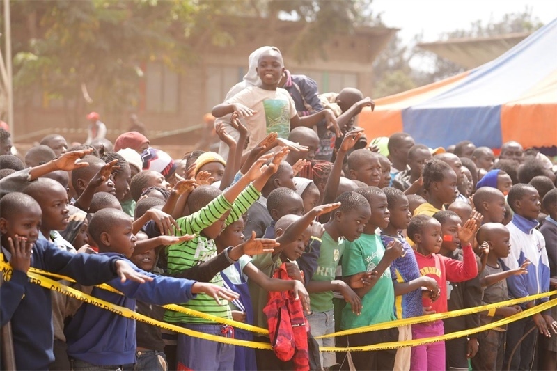 孩子們觀看達(dá)人秀。主辦方供圖