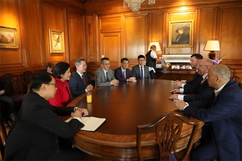 愛(ài)丁堡市政廳會(huì)見(jiàn)現(xiàn)場(chǎng)。中國(guó)駐英國(guó)使館供圖