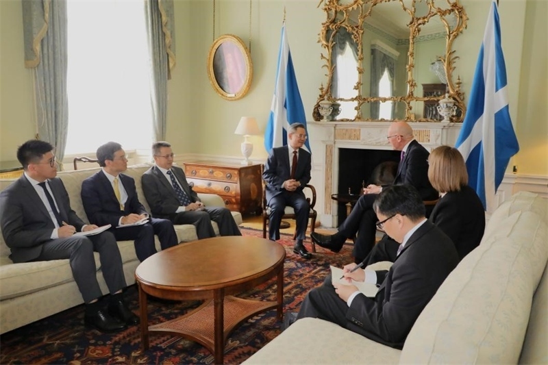 中國(guó)駐英國(guó)大使鄭澤光在愛(ài)丁堡會(huì)見(jiàn)蘇格蘭首席部長(zhǎng)斯溫尼。中國(guó)駐英國(guó)使館供圖