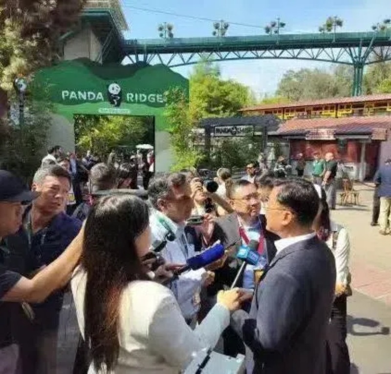 謝鋒大使現(xiàn)場(chǎng)接受記者采訪。中國駐美大使館供圖