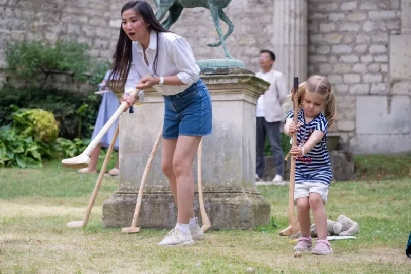 小朋友體驗捶丸游戲。巴黎