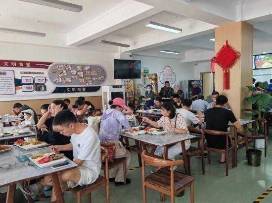 清水灣社區(qū)食堂坐滿了前來就餐的居民。新華社記者 鄒欣媛 攝