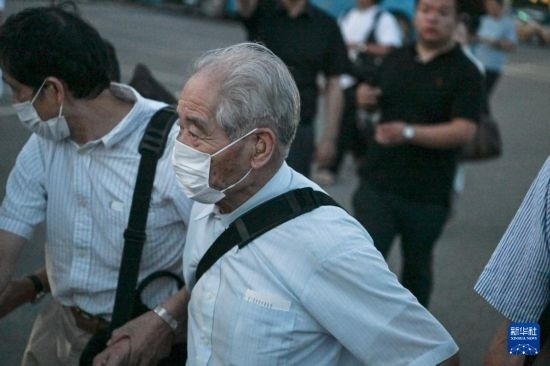 8月12日晚，侵華日軍第七三一部隊（簡稱“731部隊”）“少年隊”原隊員清水英男，乘機抵達哈爾濱。新華社記者 王松 攝